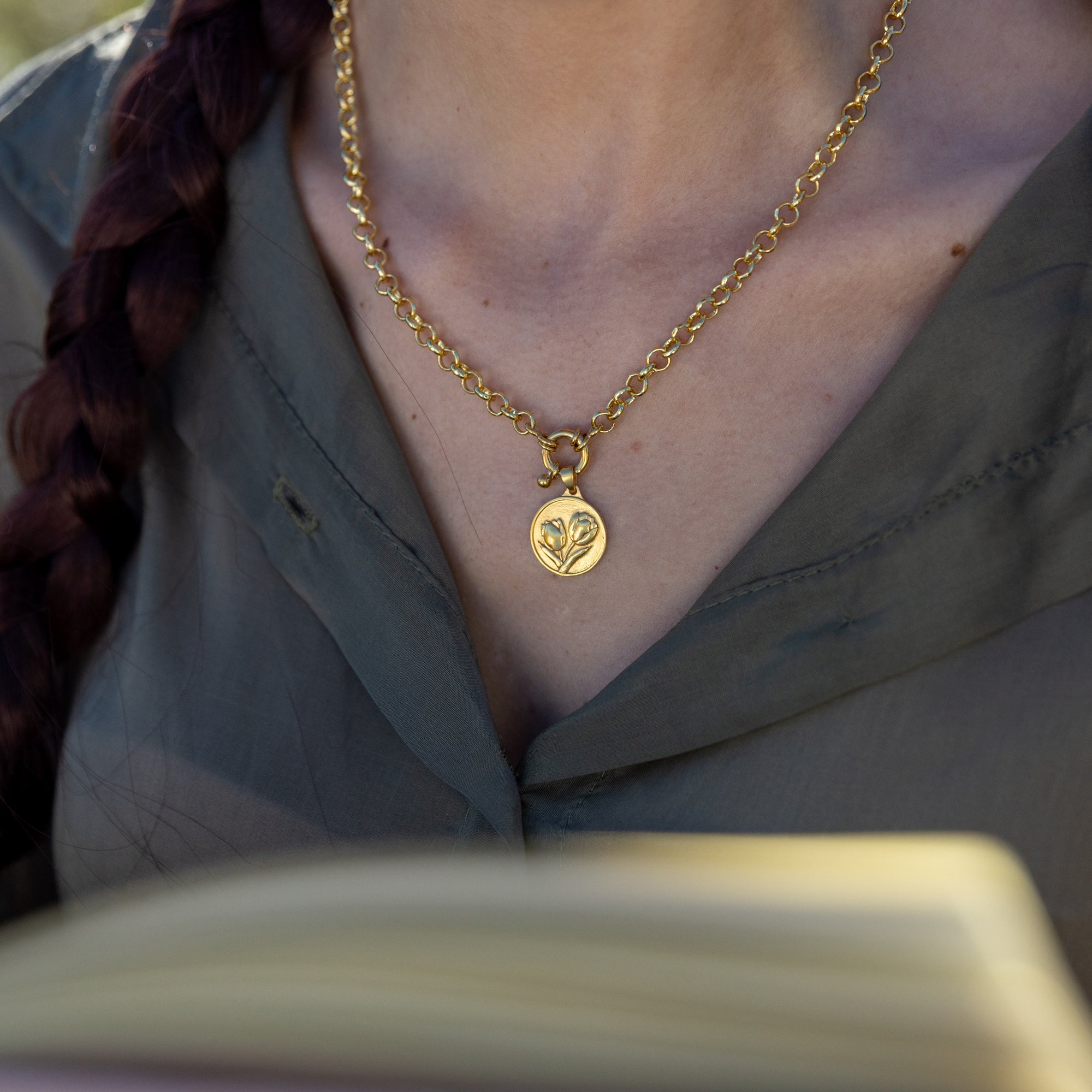 Medallita Tulipán Dorada