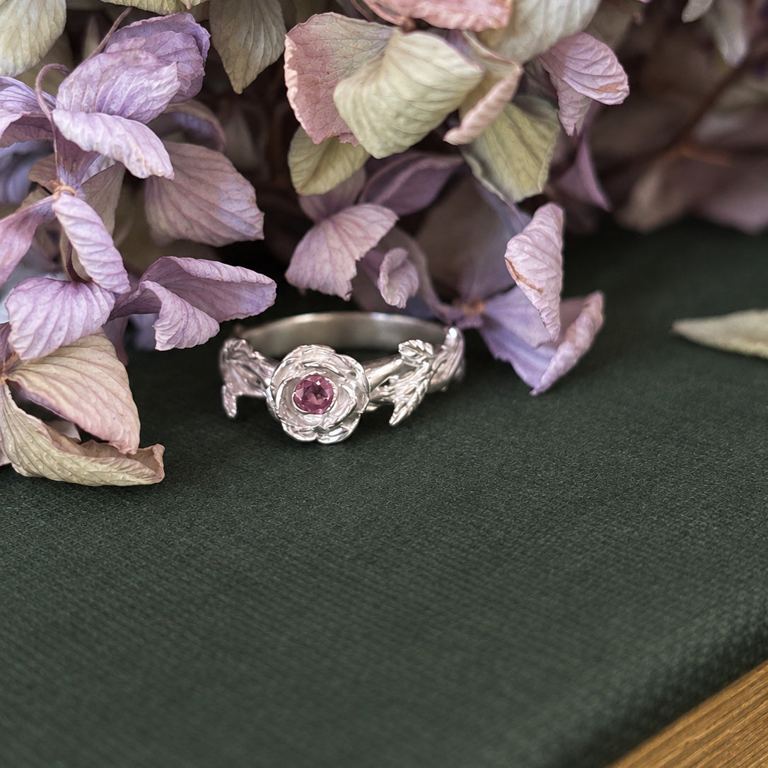 Anillo camelia pequeña turmalina