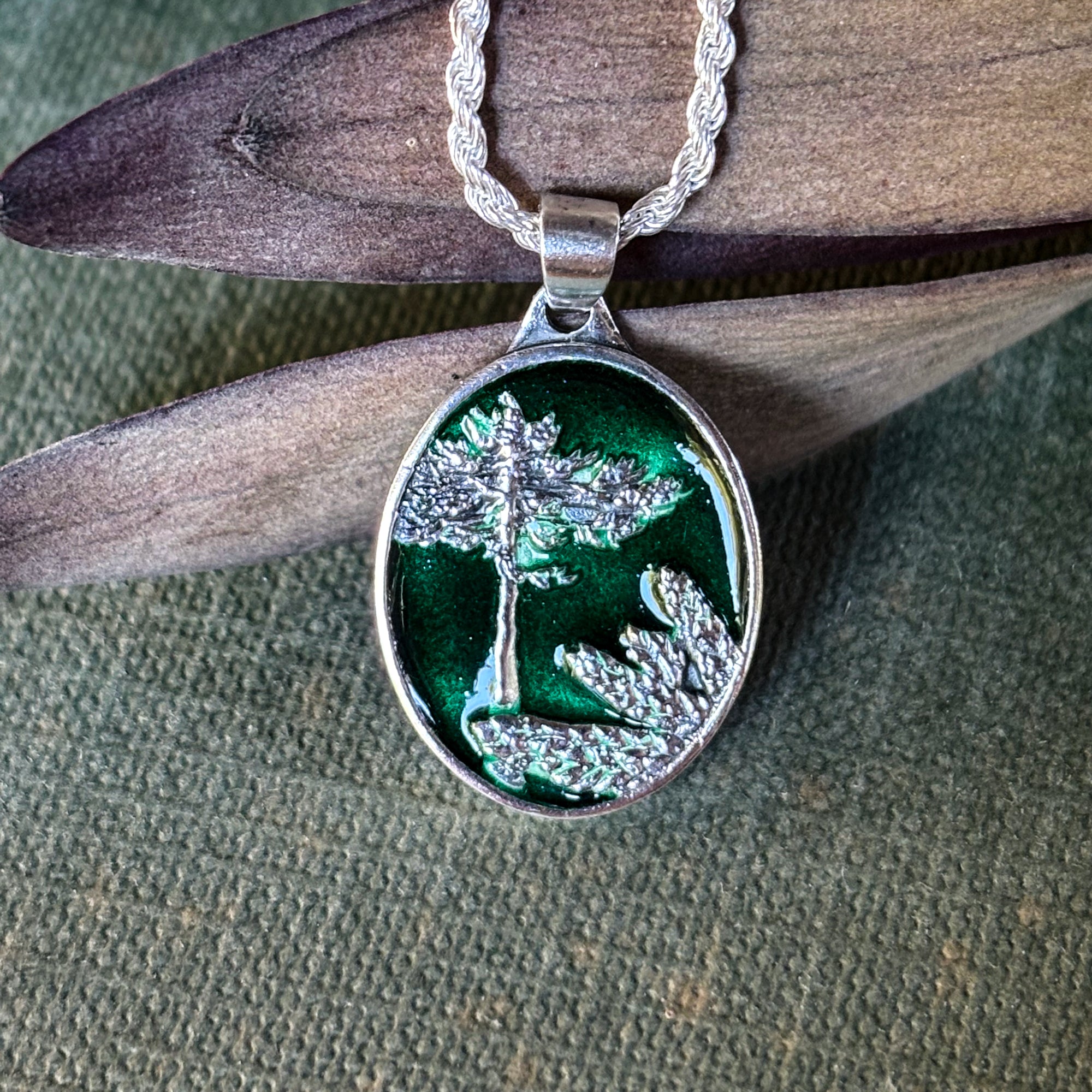 Medallita Araucaria Verde Oscuro