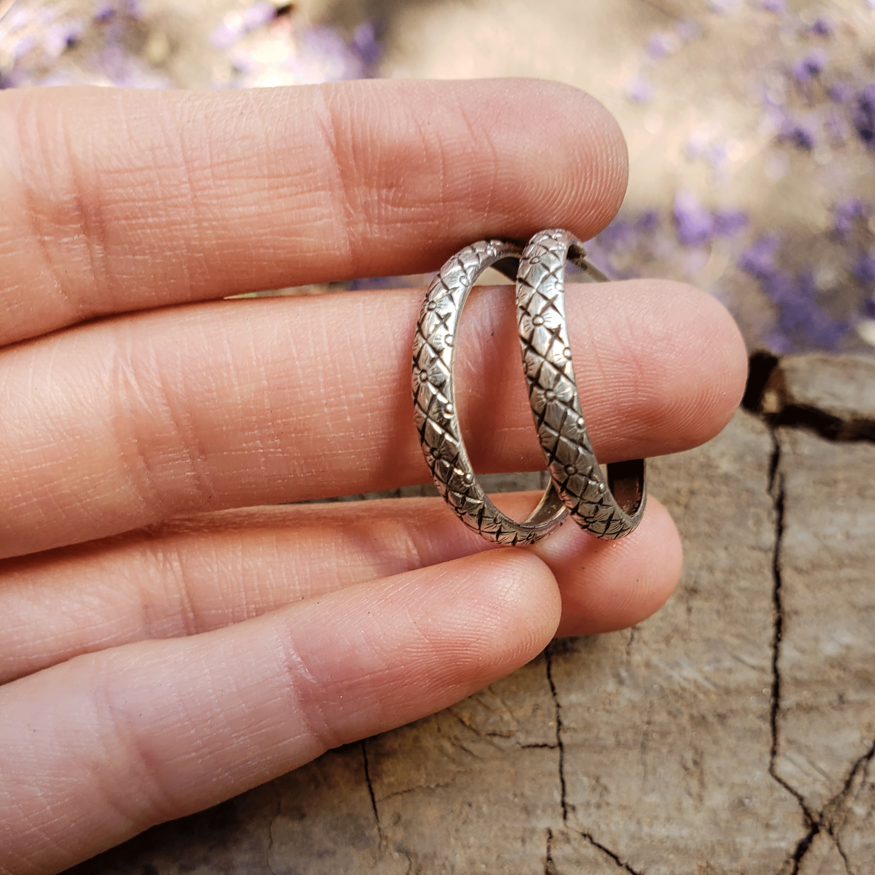 Argollas grabadas con flores envejecidas