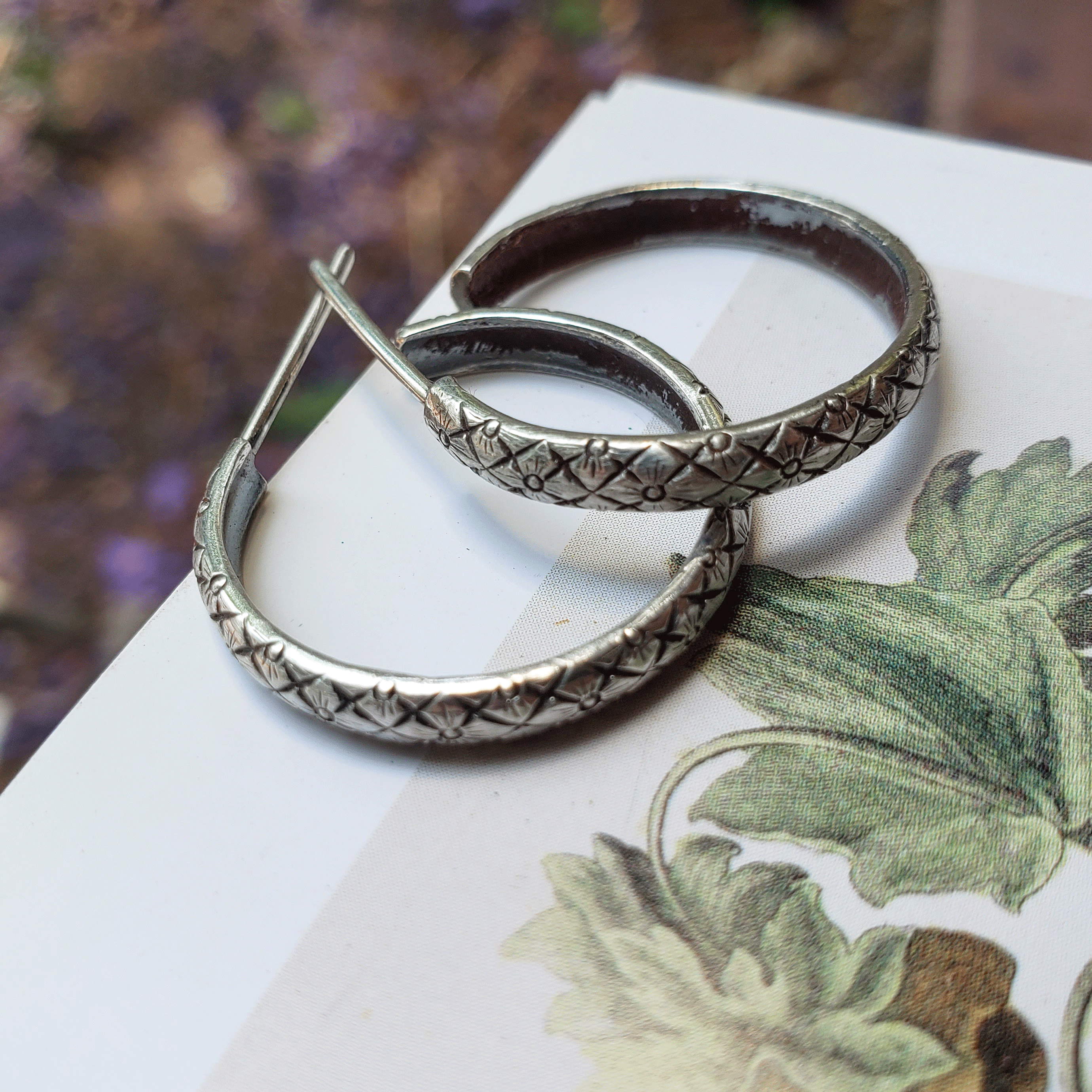 Argollas grabadas con flores envejecidas