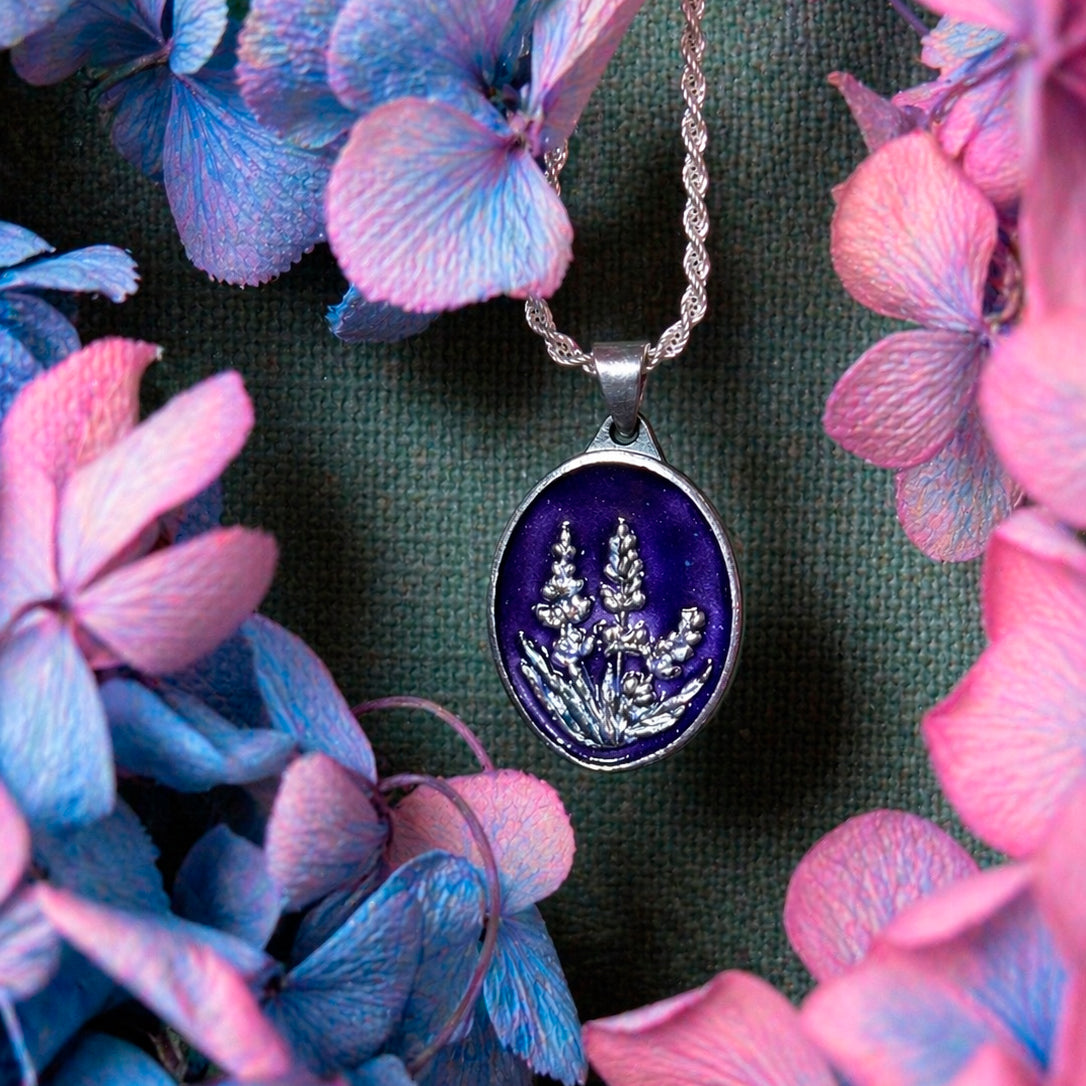 Medallita lavanda morada