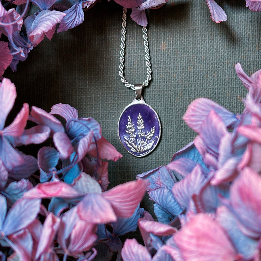 Medallita Lavanda Burdeo