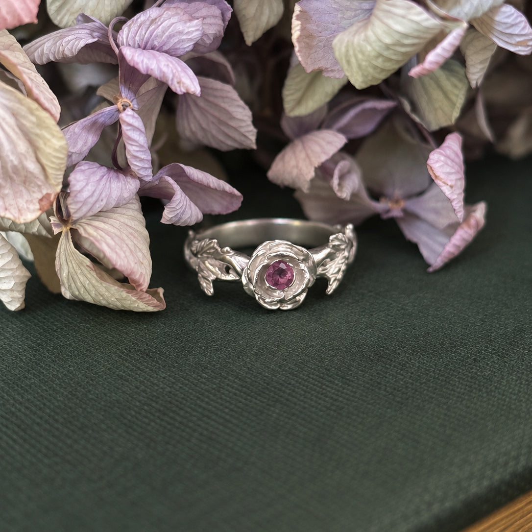 Anillo camelia pequeña turmalina