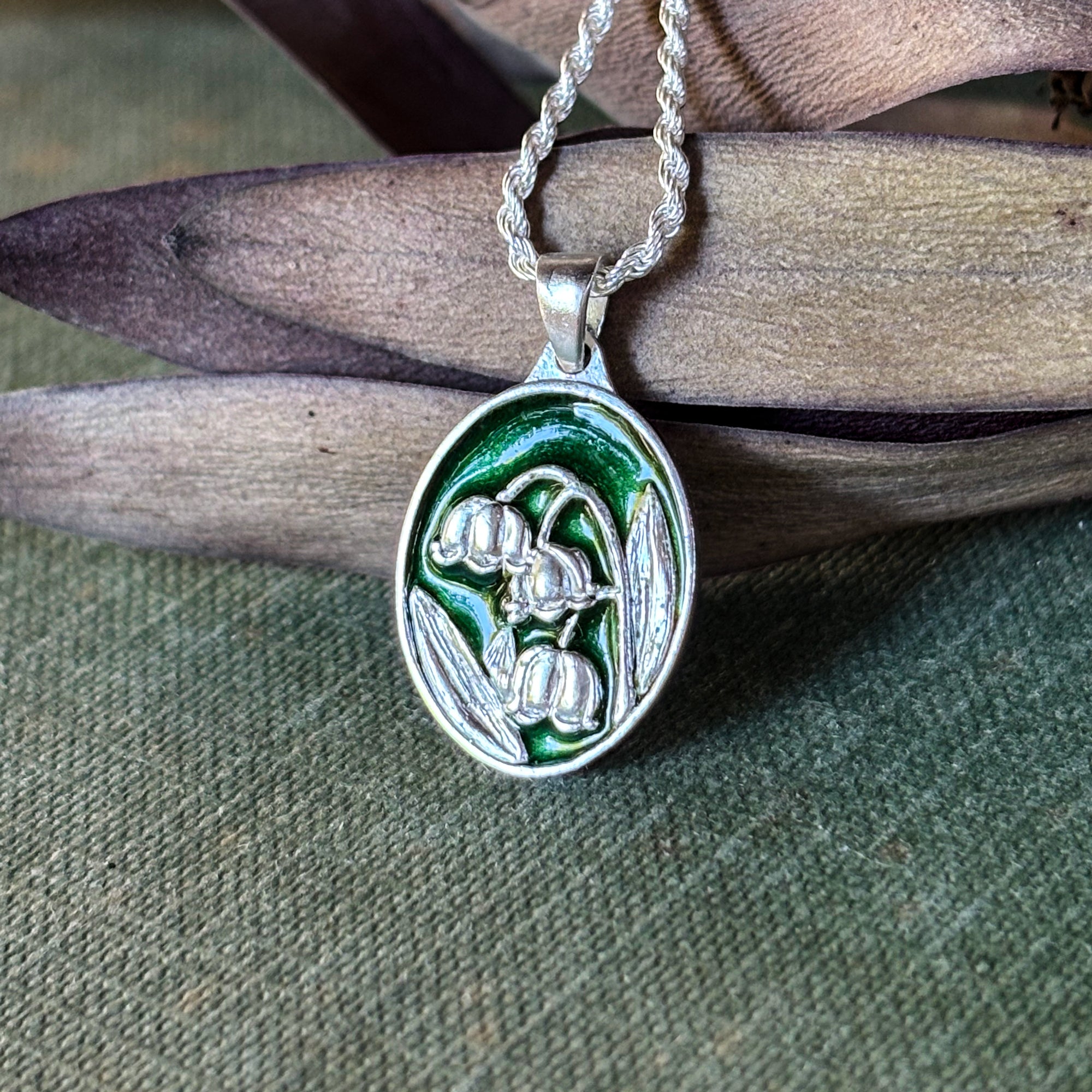 Medallita Lirio del Valle Verde claro