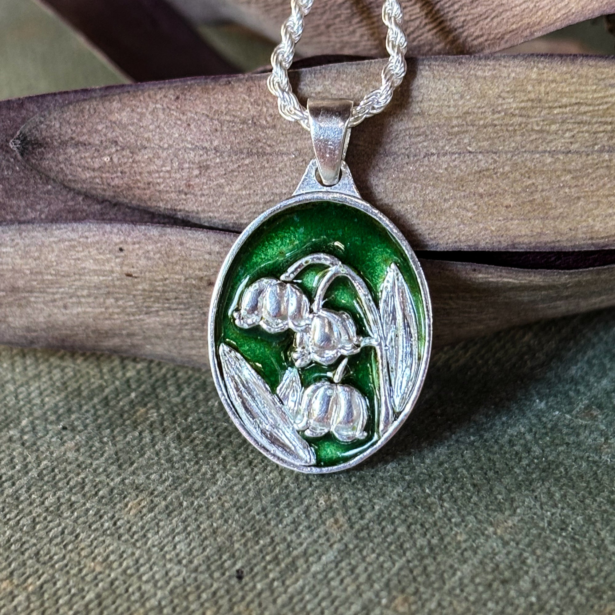 Medallita Lirio del Valle Verde claro