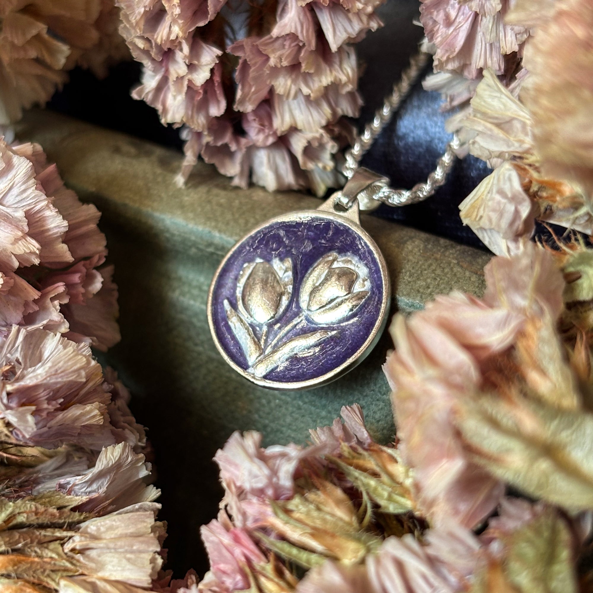 Medallita Tulipán Burdeo Oscuro