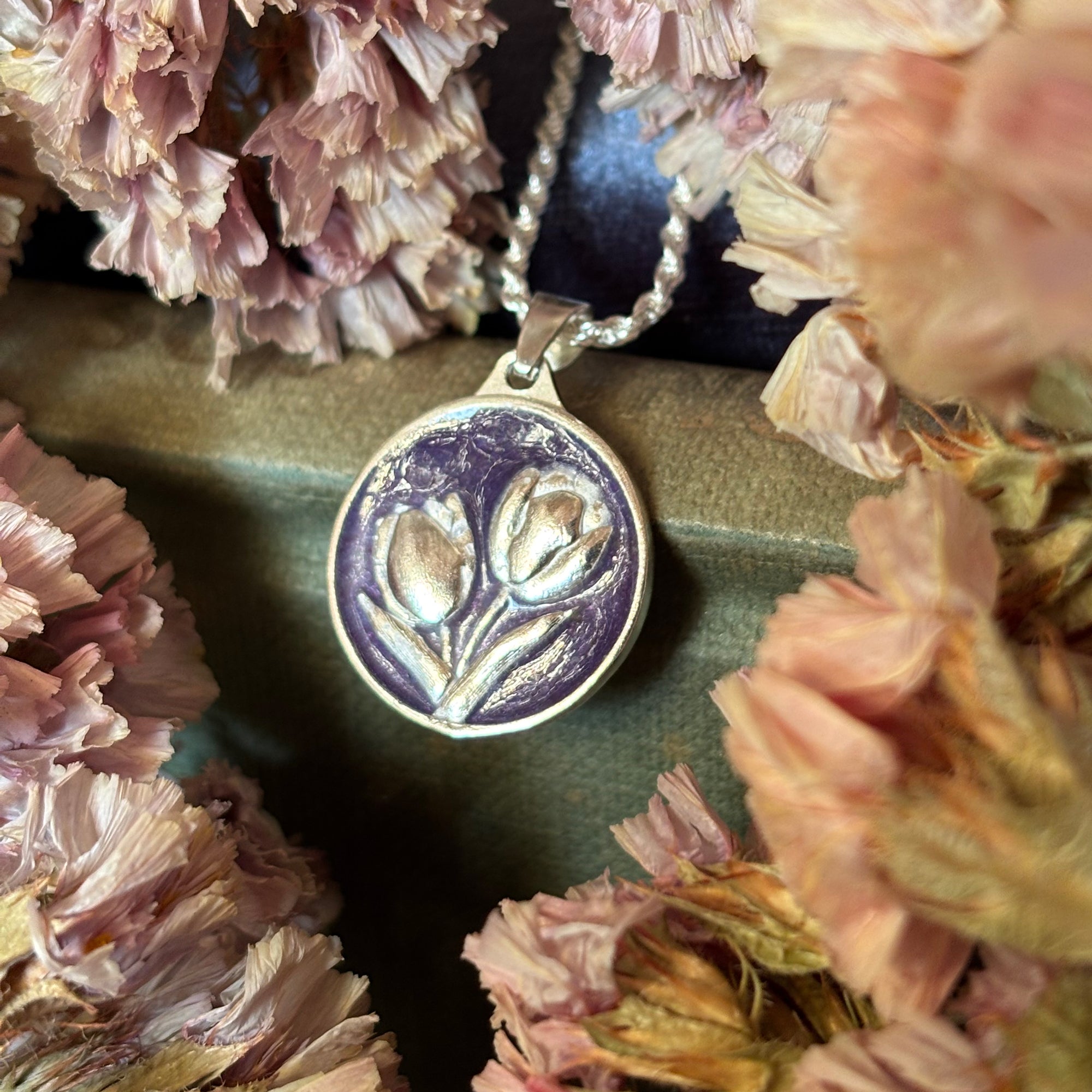 Medallita Tulipán Burdeo Oscuro