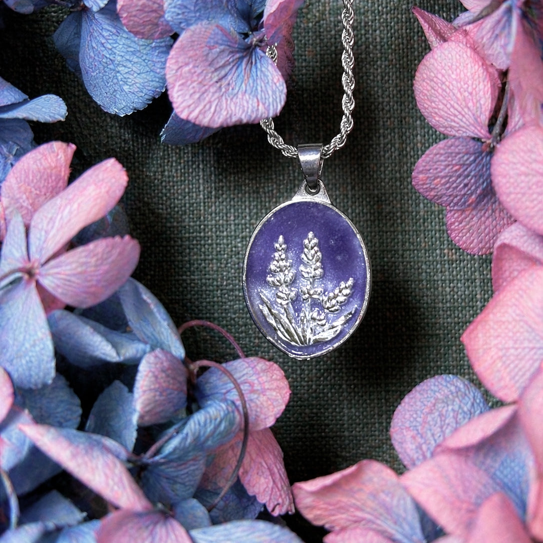 Medallita Lavanda Burdeo