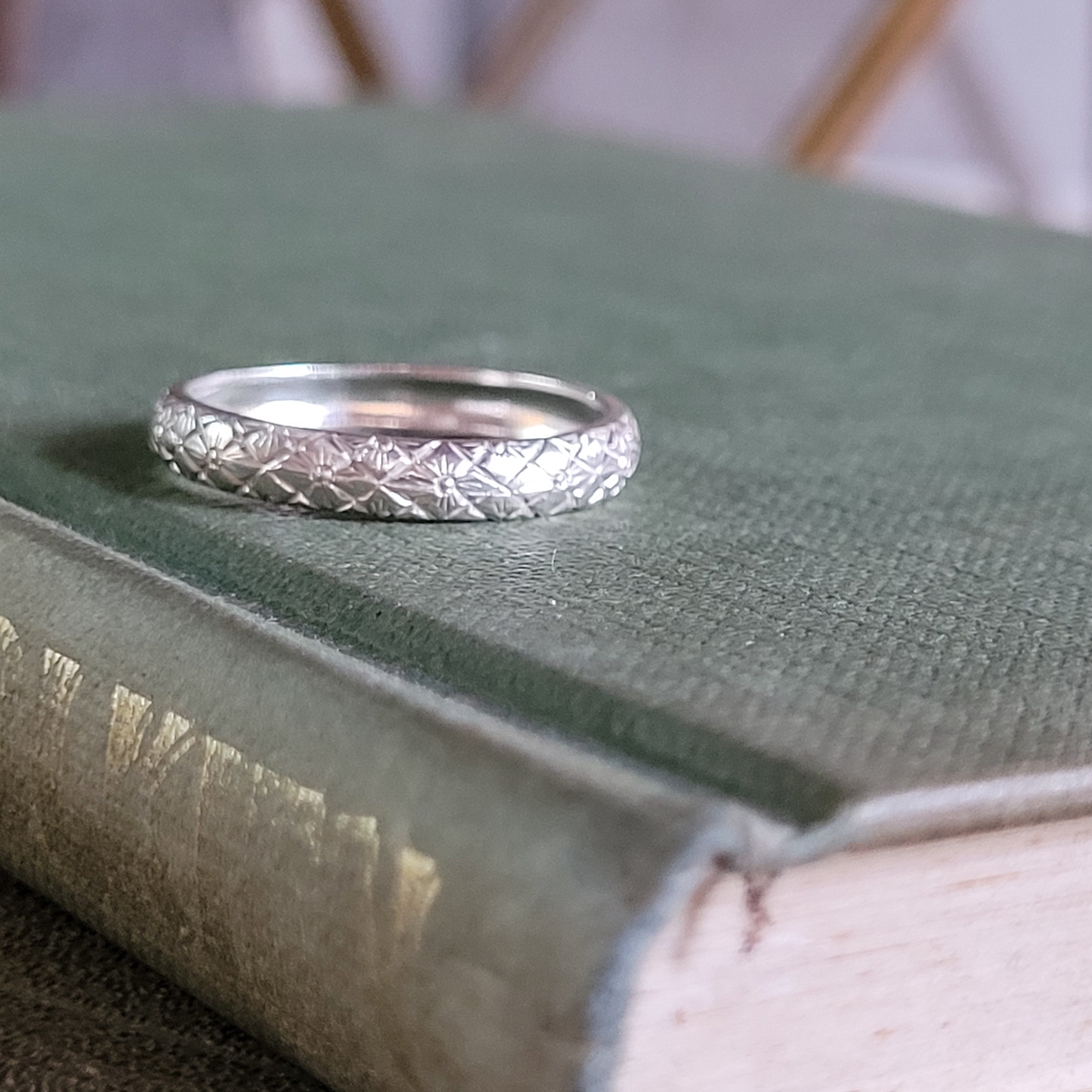 Anillo con flores grabadas